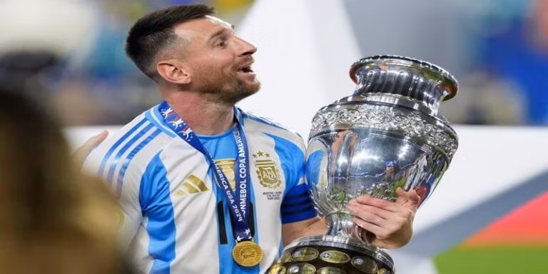 Messi từ giã đội tuyển Argentina, khép lại kỷ nguyên vàng